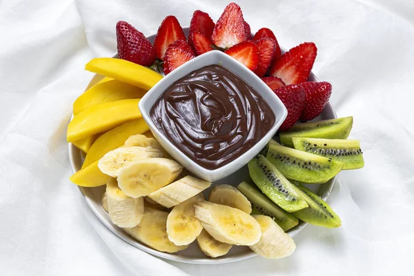 Yemeye Hazır Çikolatalı Fruits Tabağı Sağlıklı Gıda Konsepti Çilek Mango — Stok fotoğraf