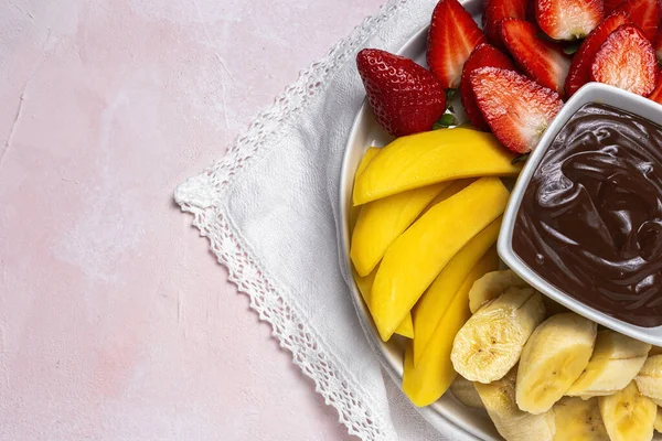 Yemeye Hazır Çikolatalı Fruits Tabağı Sağlıklı Gıda Konsepti Çilek Mango — Stok fotoğraf