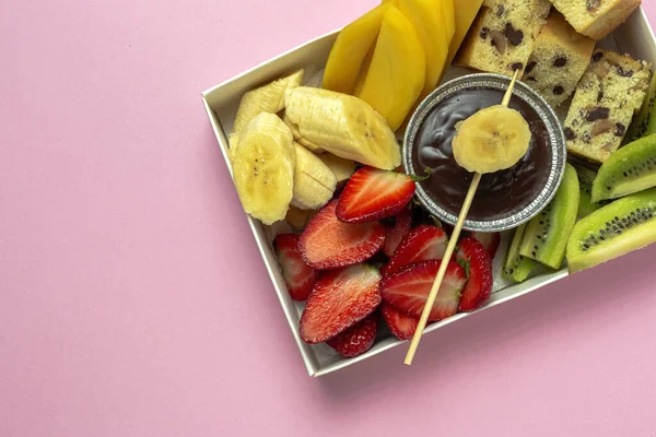 Doboz Gyümölcs Csokoládéval Kész Enni Vegye Földieper Mangó Banán Kivi — Stock Fotó