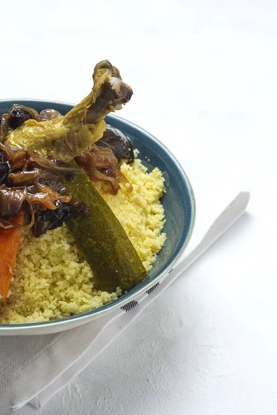 전통적으로 집에서 쿠스쿠스에 위에서 가져온 닭고기와 야채를 곁들인 것이다 모로코 — 스톡 사진