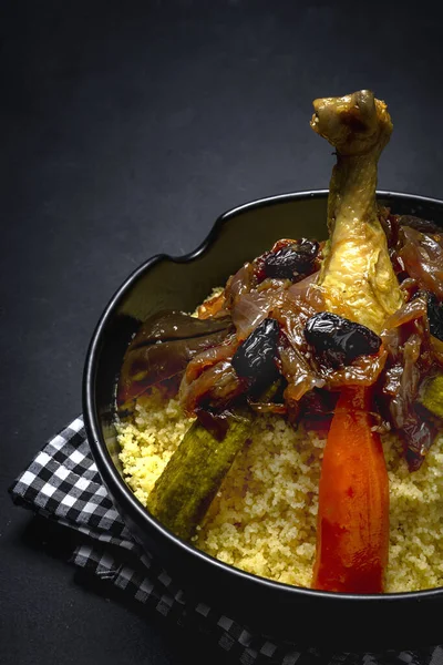 Couscous Casero Tradicional Con Pollo Verduras Con Fondo Oscuro Comida —  Fotos de Stock