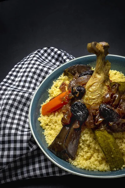 Couscous Casero Tradicional Con Pollo Verduras Con Fondo Oscuro Comida —  Fotos de Stock