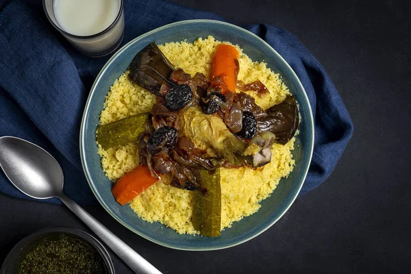 Traditionell Hemlagad Couscous Med Kyckling Och Grönsaker Med Mörk Bakgrund — Stockfoto