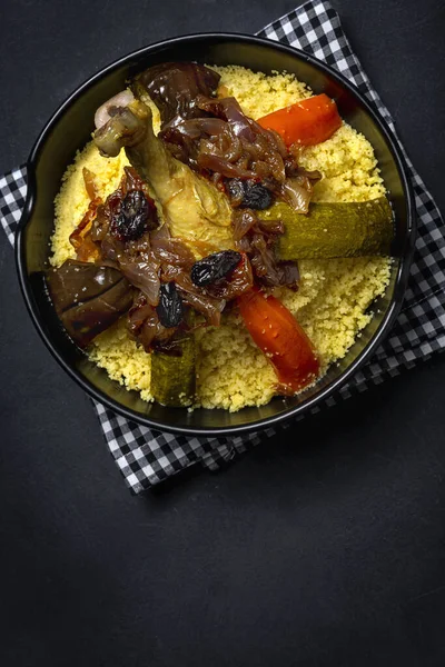 Couscous Casero Tradicional Con Pollo Verduras Con Fondo Oscuro Comida —  Fotos de Stock