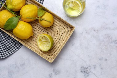 Yeşil nane yapraklı taze limonlar yukarıdan mermer arka planda. Düz yatıyordu