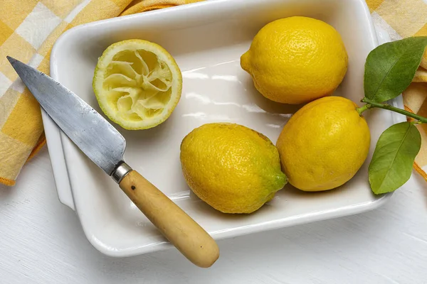 Frische Zitronen Mit Grünen Minzblättern Auf Weißem Hintergrund Von Oben — Stockfoto