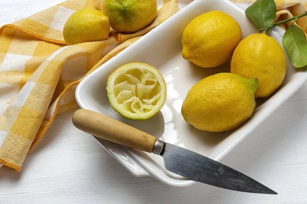 Frische Zitronen Mit Grünen Minzblättern Auf Weißem Hintergrund Von Oben — Stockfoto