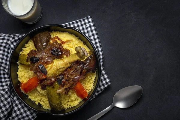 Traditionell Hemlagad Couscous Med Kyckling Och Grönsaker Med Mörk Bakgrund — Stockfoto
