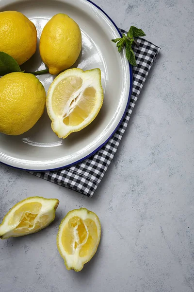 Frische Zitronen Mit Grünen Minzblättern Auf Grauem Hintergrund Von Oben — Stockfoto