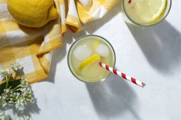 Osvěžující Domácí Skleněná Limonáda Ledem Mátou Slunci Bílém Pozadí — Stock fotografie
