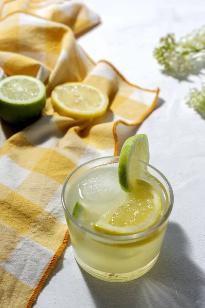 Refrescante Limonada Cristal Casera Con Hielo Menta Luz Del Sol — Foto de Stock