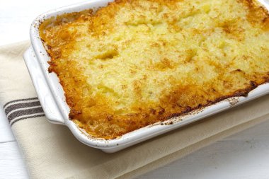 Beyaz arka planda geleneksel ev yapımı çoban pastası. Kır evi ayağı. İngiliz gıda konsepti