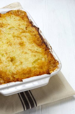 Beyaz arka planda geleneksel ev yapımı çoban pastası. Kır evi ayağı. İngiliz gıda konsepti