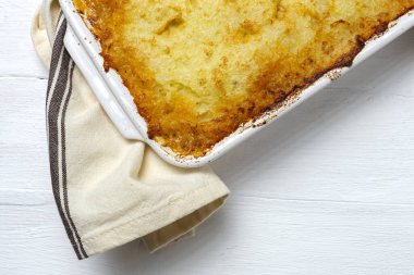 Beyaz arka planda geleneksel ev yapımı çoban pastası. Kır evi ayağı. İngiliz gıda konsepti