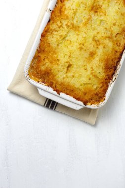 Beyaz arka planda geleneksel ev yapımı çoban pastası. Kır evi ayağı. İngiliz gıda konsepti