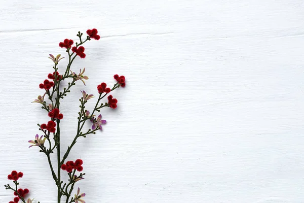 Kırmızı çiçekli arka plan için beyaz tahta dokusu