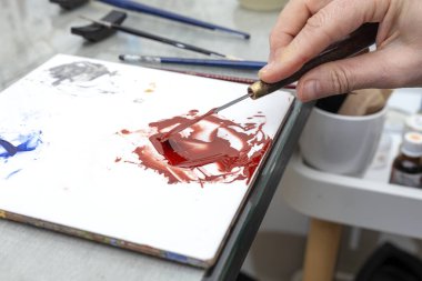 Tanımlanamayan kadın elleriyle seramik tabakları boyuyor. Sanatçılık konsepti