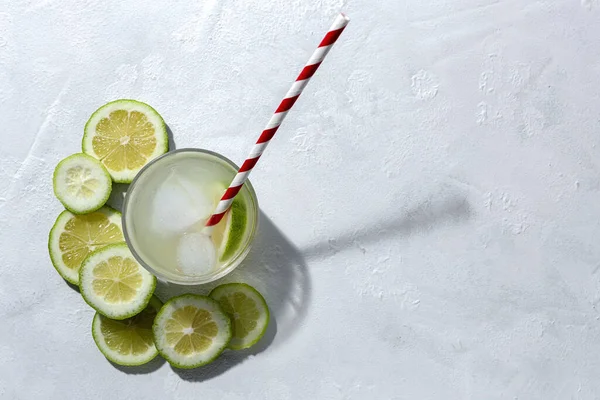 Refreshing Homemade Glass Lemonade Ice Mint Sunlight White Background — Stock Photo, Image