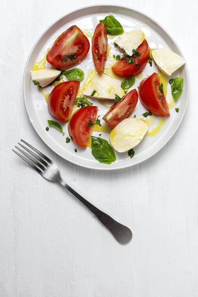 Hausgemachter Italienischer Caprese Salat Mit Geschnittenen Tomaten Mozzarella Basilikum Olivenöl — Stockfoto