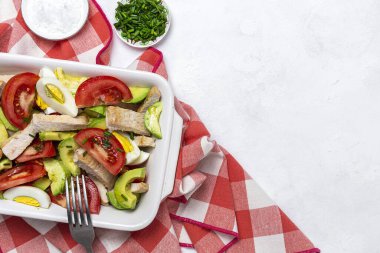 Sağlıklı yumurta, tavuk, avokado ve zeytinyağlı domates salatası. Vegan gıda konsepti. Sağlıklı yemek.