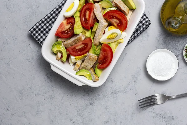 Gesundes Huhn Avocado Und Tomatensalat Mit Olivenöl Veganes Lebensmittelkonzept Gesunde — Stockfoto