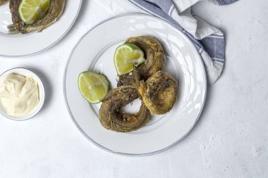 Tipik İspanyol kızartması. Limonlu kızarmış balık. Sağlıklı gıda kavramı.