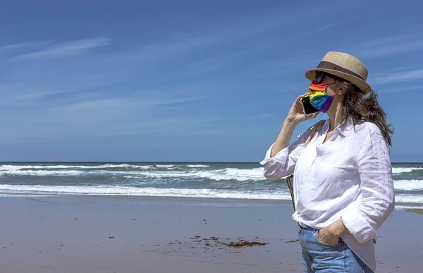 Lesbische Frau Mittleren Alters Strand Mit Gesichtsmaske Lgbt Farben — Stockfoto