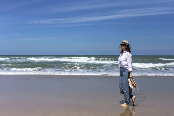 Lesbische Vrouw Van Middelbare Leeftijd Het Strand Met Gezichtsmasker Met — Stockfoto