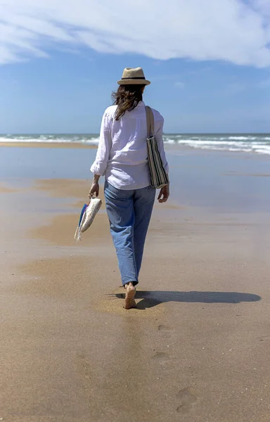 Lesbische Frau Mittleren Alters Strand Mit Gesichtsmaske Lgbt Farben — Stockfoto