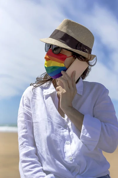 Mujer Lesbiana Mediana Edad Playa Con Máscara Facial Con Colores — Foto de Stock