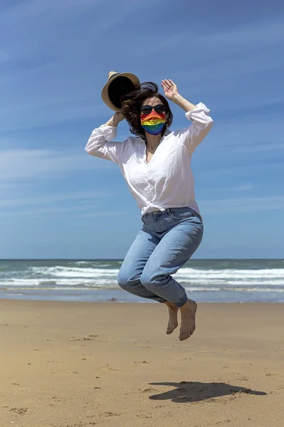 Lesbische Frau Mittleren Alters Strand Mit Gesichtsmaske Lgbt Farben — Stockfoto