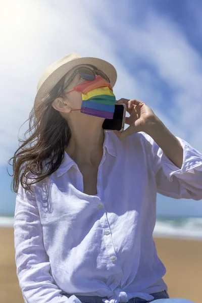 Lesbische Vrouw Van Middelbare Leeftijd Het Strand Met Gezichtsmasker Met — Stockfoto