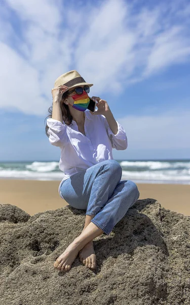 Lesbische Vrouw Van Middelbare Leeftijd Het Strand Met Gezichtsmasker Met — Stockfoto