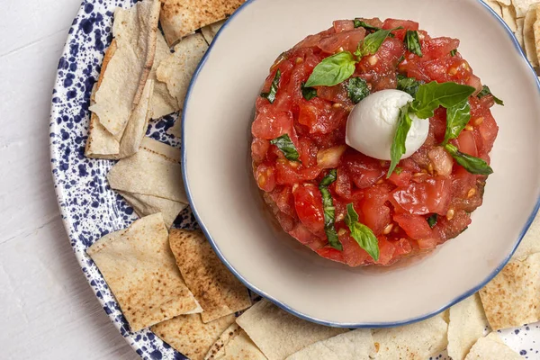 Homemade Tomato Carpaccio Salad Mozzarella Оливковою Олією Василем Арабським Хлібом — стокове фото