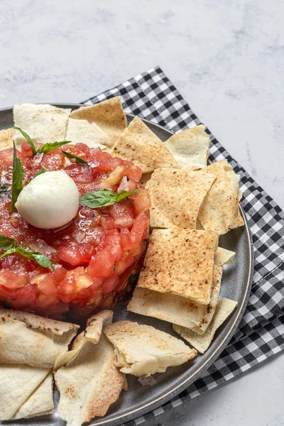 Homemade Tomato Carpaccio Salad Mozzarella Оливковою Олією Василем Арабським Хлібом — стокове фото