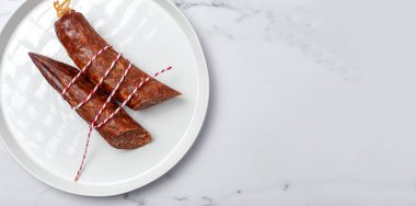 Renkli arka planı olan tipik İspanyol ev yapımı sosisler. İberya Chorizo ve Salchichon