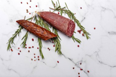 Renkli arka planı olan tipik İspanyol ev yapımı sosisler. İberya Chorizo ve Salchichon