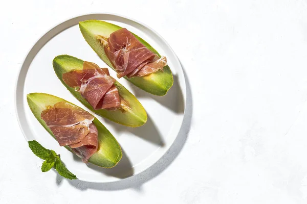 Melone Fresco Affettato Con Prosciutto Con Luce Solare Sfondi Colorati — Foto Stock