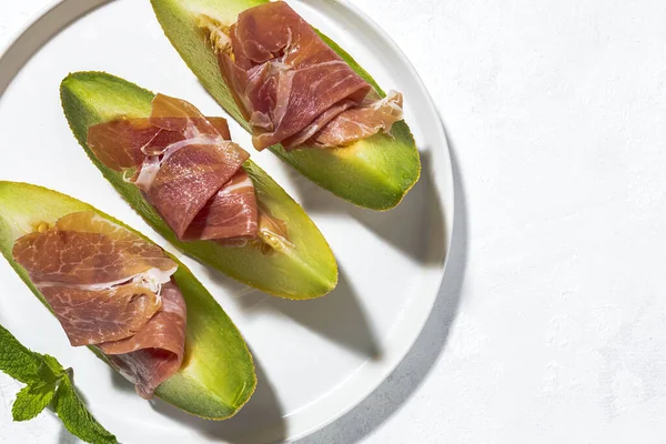 Melone Fresco Affettato Con Prosciutto Con Luce Solare Sfondi Colorati — Foto Stock