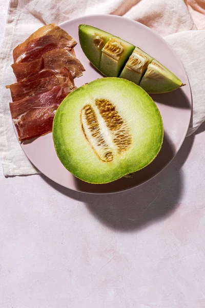 Melone Fresco Affettato Con Prosciutto Con Luce Solare Sfondi Colorati — Foto Stock