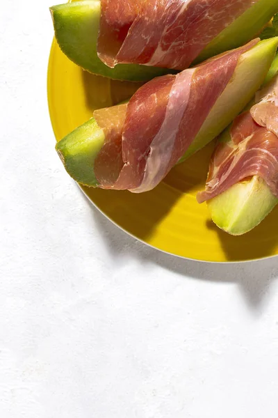 Melone Fresco Affettato Con Prosciutto Con Luce Solare Sfondi Colorati — Foto Stock