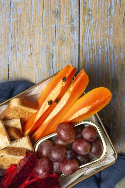 Vejetaryen kutulu yiyecekler yukarıdan alınıyor. Sağlıklı gıda konsepti. Düz yatıyordu