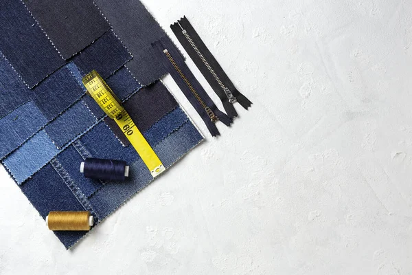 Kunsthandwerk Bekleidungsreparaturen Zerrissene Blue Jeans Nähaccessoires Von Oben Flache Lage — Stockfoto