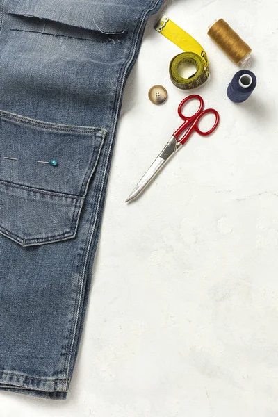 Artesanato Reparação Roupas Jeans Azul Rasgado Acessórios Costura Cima Depósito — Fotografia de Stock