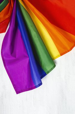 Gökkuşağı renkli karton kaplı LGBT arka plan bayrağı. Düz yatıyordu.