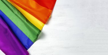 Gökkuşağı renkli karton kaplı LGBT arka plan bayrağı. Düz yatıyordu.