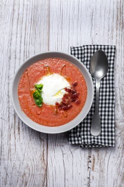 Ev yapımı İtalyan burrata salatası ve fesleğen çorbası. İtalyan ve İspanyol gıda konsepti