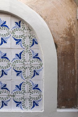 Eski Medine 'deki Arap mimarisi. Sokaklar, kapılar, pencereler, detaylar. Tanca, Fas