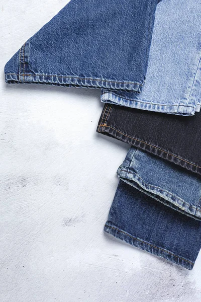 衣類の修理 上から青いジーンズの縫製アクセサリーをリッピング — ストック写真