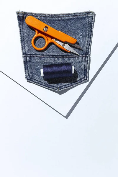 Artesanato Reparação Roupas Jeans Azul Rasgado Acessórios Costura Com Fundo — Fotografia de Stock